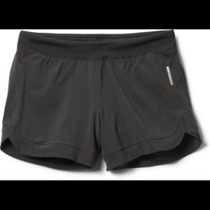 REI co op active pursuit shorts 4.5” black size small